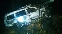 Mobil Pajero Sport terbakar setelah menabrak pipa air PT Chevron Pasifik Indonesia dan menyebabkan satu penumpang meninggal dunia. (Liputan6.com/Dok Polres Siak/M Syukur)