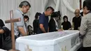 Rima Melati tampak setia mendampingi jenazah Frans Tumbuan di Rumah Duka St. Carolus, Jakarta, Senin (23/3/2015). Frans Tumbuan meninggal dunia setelah menderita kanker stadium 4 dalam usia 75 tahun. (Liputan6.com/Faisal R Syam)