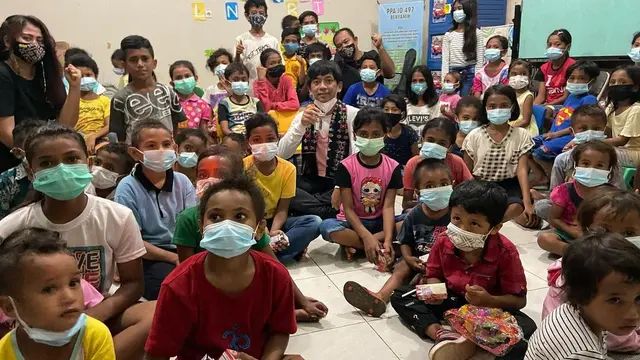 6 Potret Rian d’Masiv Salurkan Bantuan ke Anak-anak Korban Bencana NTT, Tuai Pujian