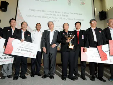 Perwakilan Djarum Foundation, Budi Hartono (tengah) berfoto bersama usai menyerahkan penghargaan kepada tim Bridge Indonesia di Jakarta, Rabu (24/6/2015). Tim Bridge Indonesia berhasil menjuarai APBF Championship 2015. (Liputan6.com/Helmi Fithriansyah)