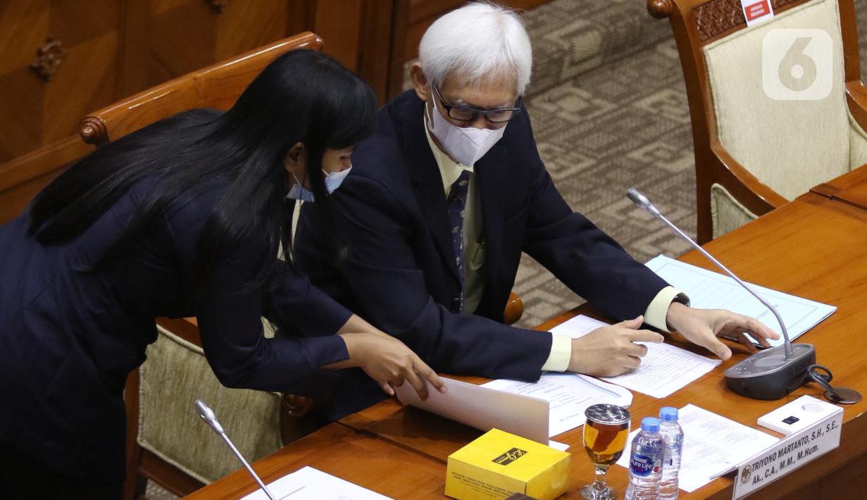 Calon Hakim Agung Tata Usaha Negara (TUN) khusus pajak Triyono Martanto mempersiapkan makalahnya saat uji kelayakan di ruang rapat Komisi III DPR RI, Senayan, Jakarta, Rabu (27/1/2021). Komisi III menghentikan uji kelayakan terhadap Triyono setelah diduga plagiat. (Liputan6.com/Angga Yuniar)