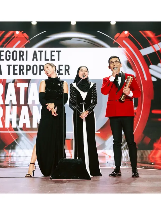 6 Potret Jennifer Bachdim dan Lesti Kejora Baca Pemenang di Acara Award, Kompak