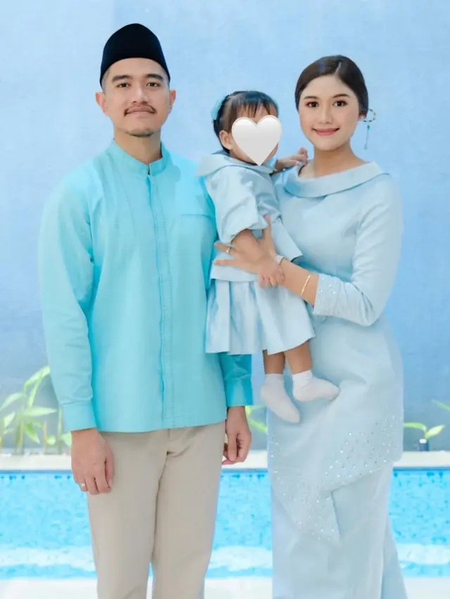 Erina Gudono saat Lebaran pakai baju biru kompak dengan suami dan putrinya. [@erinagudono]
