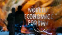 Tanda WEF terlihat di pusat kongres selama pertemuan tahunan Forum Ekonomi Dunia (WEF) di Davos, Swiss pada 18 Januari 2023. (Fabrice COFFRINI/AFP)