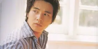 Meskipun sudah lama tak muncul di layar kaca, akan tetapi Won Bin tetap mempunyai penghasilan yang fantastis. Aktor berwajah tampan ini memang kerap membintangi iklan media cetak dan TV. (Foto: soompi.com)