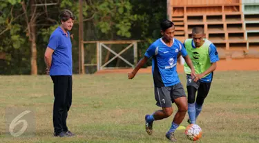 Pieter Huistra (kiri) memerhatikan pergerakan Yongki Aribowo dan Tommy Rifka saat latihan di Lapangan ISCI, Ciputat, Kamis (5/11/2015). Pieter Huistra resmi menangani PBR menghadapi turnamen Piala Jenderal Sudirman. (Liputan6.com/Helmi Fithriansyah)