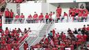 Presiden Joko Widodo (tengah-baju putih) menyaksikan laga timnas Indonesia melawan Vietnam pada semifinal leg pertama Piala AFF 2022 di Stadion Utama Gelora Bung Karno, Jakarta, Jumat (6/1/2023). Laga berlangsung ketat, kedua tim saling adu serang. Laga berakhir imbang 0-0. (Liputan6.com/Helmi Fithriansyah)