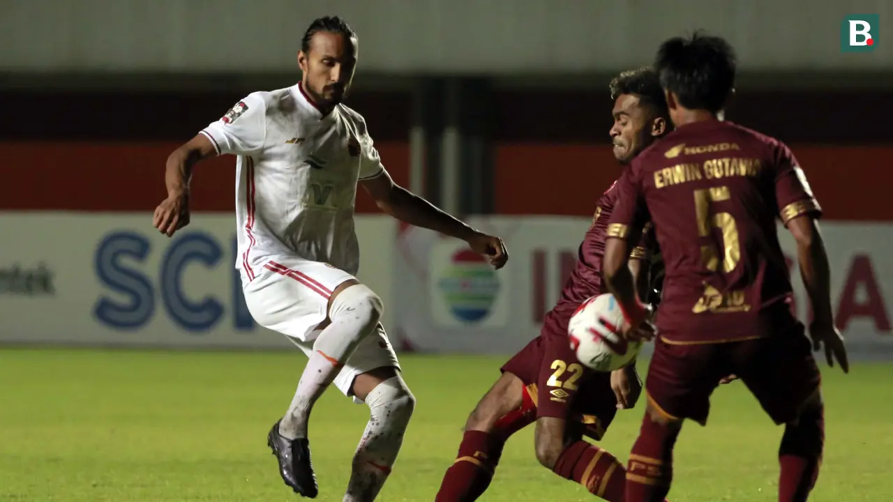 FOTO: PSM Makassar Imbangi Persija Jakarta Tanpa Gol dalam Leg Pertama Semifinal Piala Menpora 2021 - Rohit Chand; Yakob Sayuri
