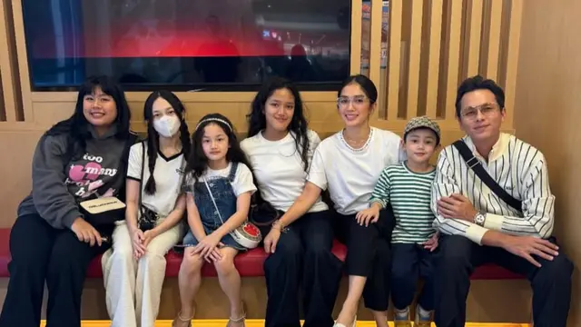 7 Potret Kebersamaan 5 Anak Andhika dan Ussy Liburan Penuh Keseruan ke Amerika, Keluarga Visual (credit: https://www.instagram.com/ussypratama/)