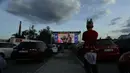 Suporter menyaksikan pertandingan Viktoria Plzen dan Sparta Praha di sebuah bioskop drive-in di Pilsen, Republik Ceko, Rabu (27/5/2020). Di tengah pandemi COVID-19, suporter Ceko dapat menyaksikan pertandingan bola lewat layar di bioskop drive-in. (AP Photo/Petr David Josek)