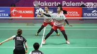 Ganda putri Indonesia, Della Destiara Haris/Rizki Amelia Pradipta mengembalikan kok ke arah pemain Korsel, Baek Hana/Kim Hyerin pada perempat final Bulutangkis Beregu Putri Asian Games 2018 di Jakarta, Senin (20/8). (Liputan6.com/Helmi Fithriansyah)