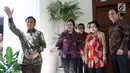 Ketua Umum Partai Gerindra Parbowo Subianto (kiri) melambaikan tangan saat berkunjung ke kediaman Ketua Umum PDIP Megawati Soekarnoputri di Jalan Teuku Umar, Jakarta, Rabu (24/7/2019). Pertemuan berlangsung tertutup. (Liputan6.com/Helmi Fithriansyah)