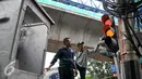 Petugas Dishub DKI membongkar lampu lalu lintas yang mengalami kerusakan dan mati, Jakarta, Selasa (17/5). LED lampu lalu lintas di kawasan jalan Trunojoyo dan Aditiawarman diremajakan untuk mencegah terjadinya kecelakaan. (Liputan6.com/Yoppy Renato)