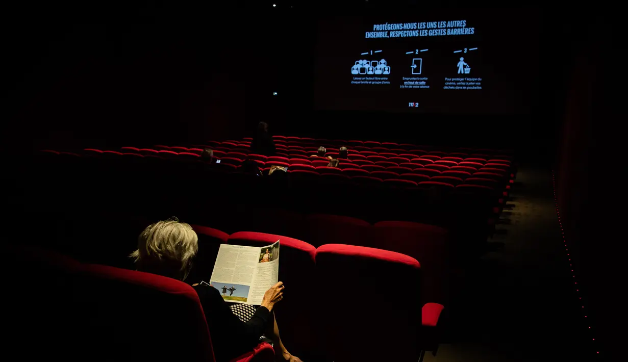 Langkah-langkah pencegahan ditampilkan di layar sebelum pemutaran film di sebuah bioskop di Paris, Prancis (22/6/2020). Prancis, yang melonggarkan lockdown nasional secara bertahap mulai 11 Mei, memasuki fase pelonggaran baru pada Senin (22/6). (Xinhua/Aurelien Morissard)