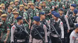 Ratusan personil pengamanan melakukan apel di Bundaran HI, Jakarta, Minggu (1/5). Sebanyak 8.153 petugas dari Polri, TNI, Satpol PP, dan Dinas Perhubungan dikerahkan untuk mengamankan peringatan May Day 2016. (Liputan6.com/Angga Yuniar)