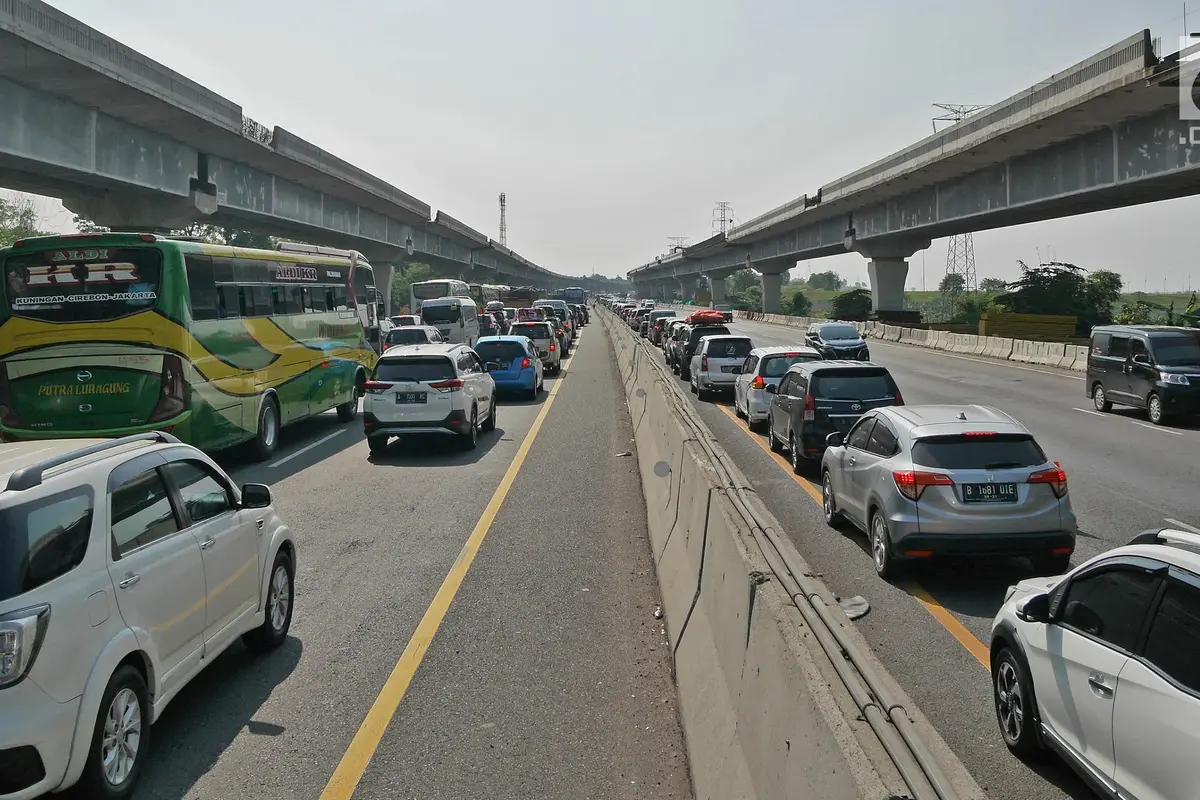 Contraflow Dibuka, Tol Jakarta-Cikampek Tetap Macet
