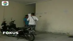 Tiga pelaku curanmor di Tambora, Jakarta Barat dihakimi massa saat akan dibawa ke kantor polisi.