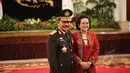 Kapolri Jenderal Pol. Badrodin Haiti dan Istri Ny. Tejaningsih Haiti berfoto bersama usai pelantikan sebagai Kepala Polri di Istana Negara, Jakarta, Jumat (17/4/2015). (Liputan6.com/Faizal Fanani)