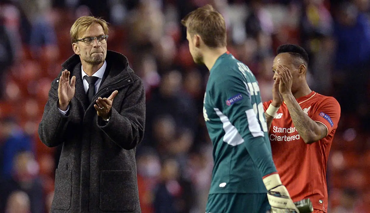 Pelatih Liverpool, Jurgen Klopp, memberikan tepuk tangan usai anak asuhnya berlaga menghadapi Rubin Kazan pada Liga Europa di Stadion Anfield, Inggris, Kamis (22/10/2015). (AFP Photo/Oli Scarff)