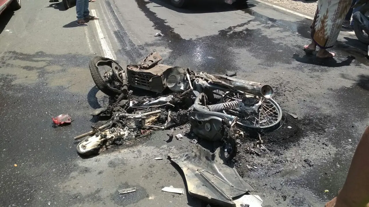 Nasib Nahas Pengendara Sepeda Motor yang Main Salip di Pantura