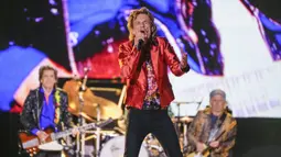 Personel grup band The Rolling Stones Mick Jagger (tengah) tampil pada tur Sixty Stones Europe 2022 di Stadion Wanda Metropolitano, Madrid, Spanyol, 1 Juni 2022. (AP Photo/Manu Fernandez)