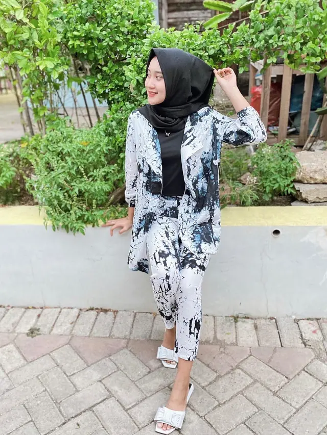 6 Potret Yeni Inka saat Tampil Berhijab, Curi Perhatian