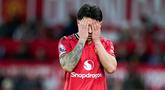 Pemain Manchester United, Lisandro Martinez, tampak kecewa setelah mendapat kartu merah saat melawan Leeds United pada pekan ke-32 Premier League 2025/2026 di Stadion Old Trafford, Selasa (14/4/2026). (AP Photo/Dave Thompson)