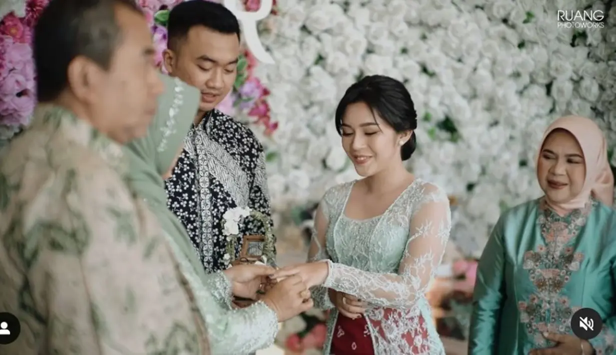 Pemilik nama lengkap Fay Nabila Rizka Alexander ini bertunangan di usia yang relatif masih muda, yaitu 22 tahun. Meski masih muda, Fay dan Rama tampak sangat mantap untuk mengikat janji pertunangan. (Liputan6.com/IG/@faynabilalxndr)