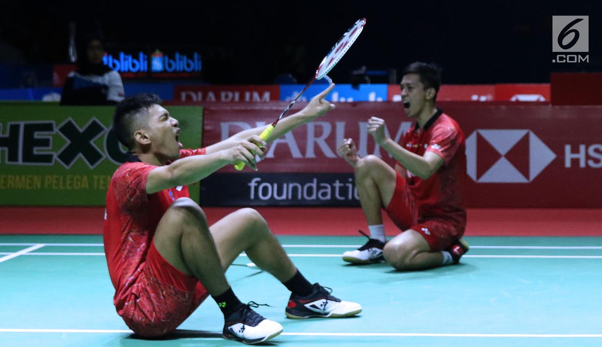 Ganda putra Indonesia, Fajar Alfian/M Rian Ardianto merayakan kemenangan usai melawan Liu Cheng/Zhang Nan (China) pada 8 besar Indonesia Open 2018, Istora GBK, Jakarta, Jumat (5/7). Fajar/Rian unggul 21-18, 18-21, 25-23. (Liputan6.com/Helmi Fithriansyah)