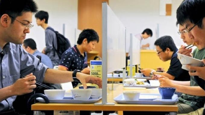 Mahasiswa Jepang  Lebih Suka Makan  Sendirian di Meja  Anti 