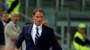 Aksi pelatih  Inter Milan, Frank de Boer saat mendampingi timnya melawan AS Roma pada lanjutan Serie A Italia di Stadion Olympico, Roma, Senin (3/10/2016) dini hari WIB. (REUTERS/Max Rossi)