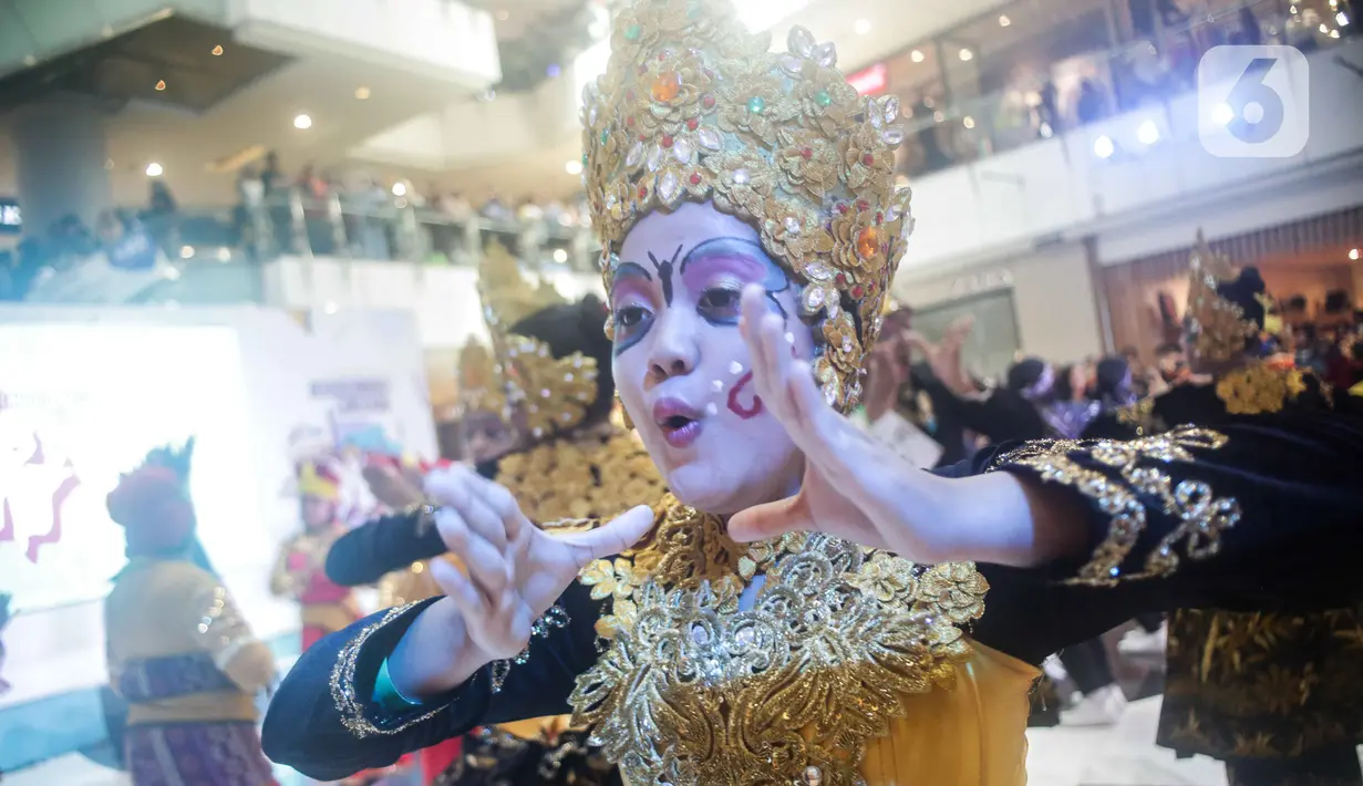 Penari berkostum tradisional Indonesia menari dalam perhelatan Indonesia Menari 2019 di Grand Indonesia, Jakarta, Minggu (17/11/2019). Indonesia Menari 2019 digelar secara serentak di tujuh kota besar dengan melibatkan sekitar 7.000 penari (Liputan6.com/Faizal Fanani)