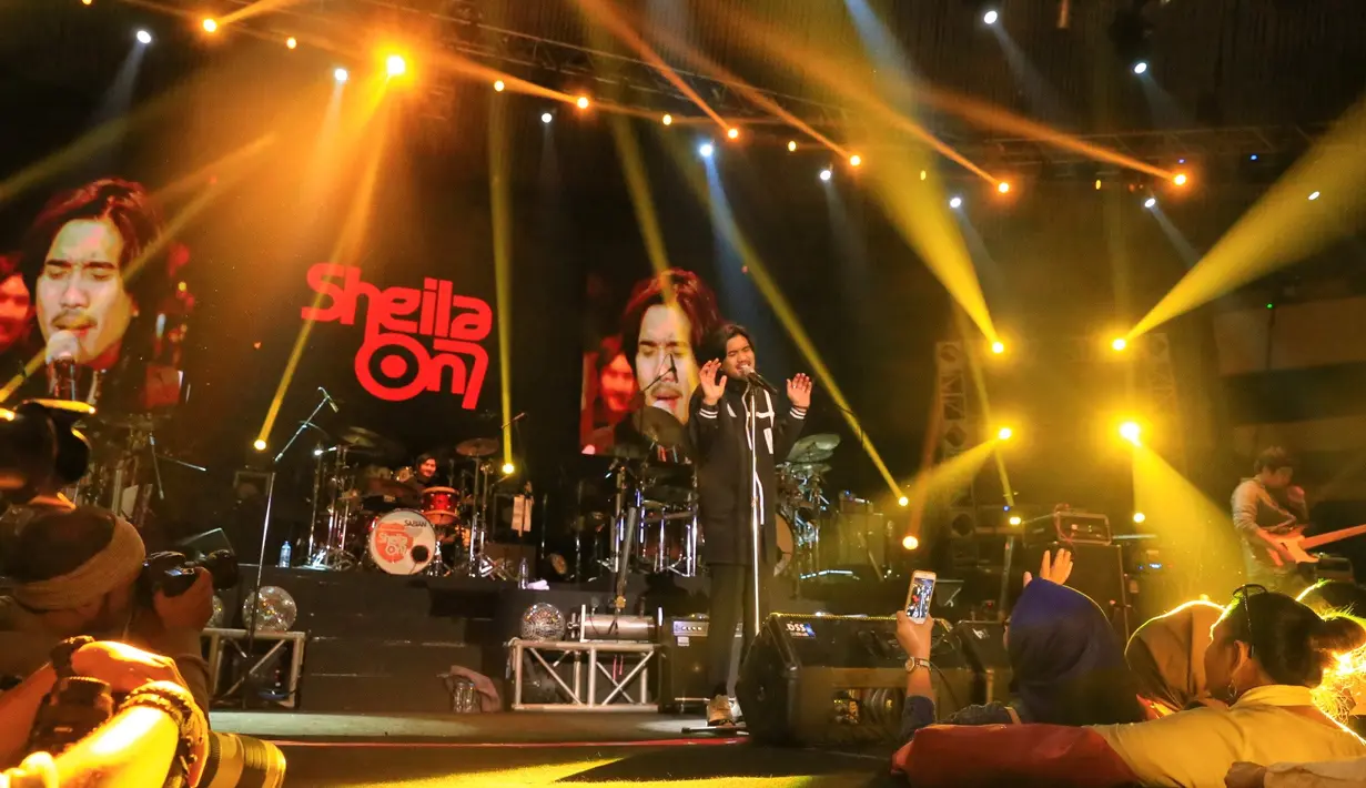Grup band Sheila On 7 memang cukup lama tak terlihat di dunia musik Indonesia. Bukan menghilang, justru kabar terbaru band asal Yogyakarta ini akan mengeluarkan single terbarunya. (Adrian Putra/Bintang.com)