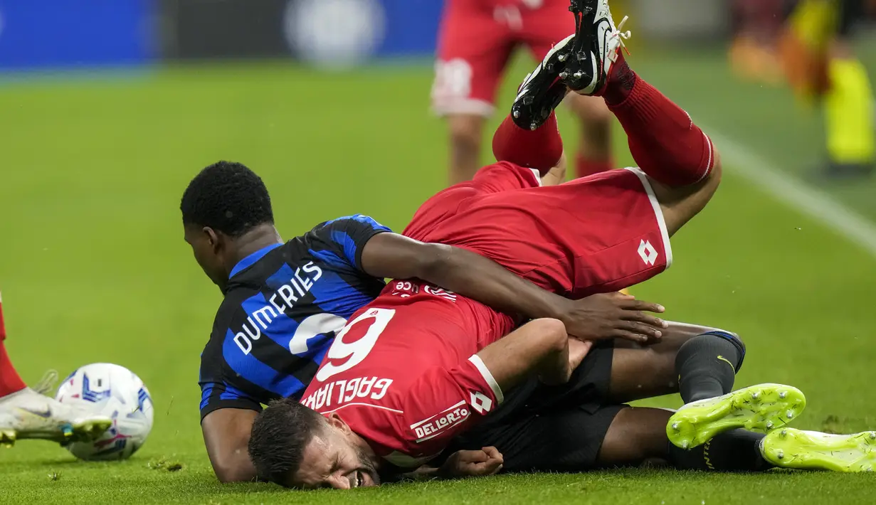 Sang kapten mampu melesakkan dua gol ke gawang Monza. (AP Photo/Luca Bruno)