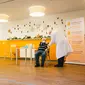 Seorang penghuni Senior Centre Riehl menerima suntikan dosis vaksin COVID-19 di Senior Centre Riehl di Cologne, Jerman (27/12/2020).  Presiden Komisi Eropa Ursula von der Leyen mengatakan, vaksin Pfizer-BioNTech telah dikirimkan ke semua 27 negara anggota. (Xinhua/Tang Ying)
