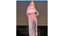 Seorang model memeragakan busana muslim rancangan Dian Pelangi di Balai Kartini, Jakarta, Rabu (25/6/14). (Liputan6.com/Andrian M Tunay)