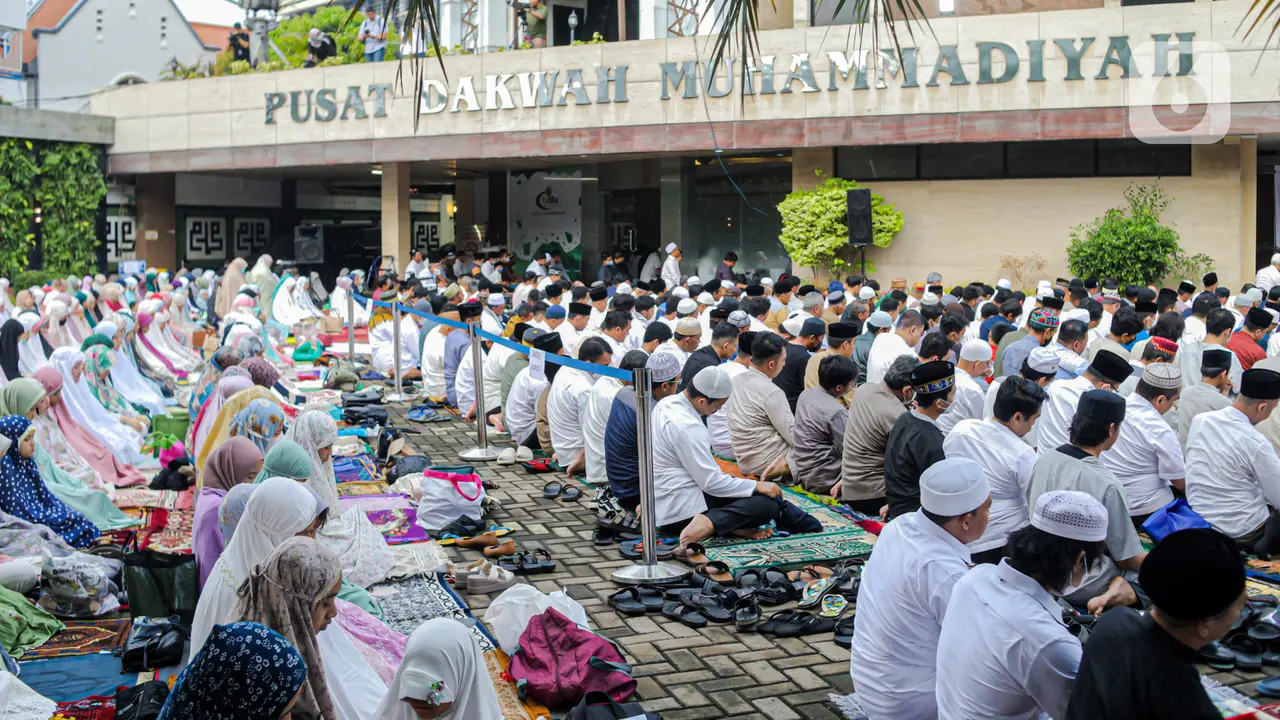 Meski mendung tidak menyurutkan kebahagiaan dan kekhusyukan jemaah dalam melaksanakan sholat id. (Liputan6.com/Faizal Fanani)