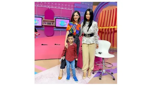 Sering Ganti Model Rambut, Ini 6 Gaya Inul Daratista dengan Wig Berwarna Hitam