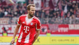 Striker Bayern Munchen, Harry Kane, merayakan keberhasilannya mencetak gol ke gawang SV Werder Bremen pada lanjutan Bundesliga 2025/2026, Sabtu (14/2/2026) malam WIB. (Focke Strangmann / AFP)