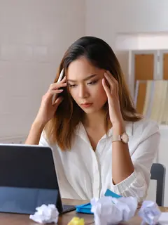 Seorang wanita yang lelah dan stres akibat pekerjaan. (ijeab/depositphotos.com)