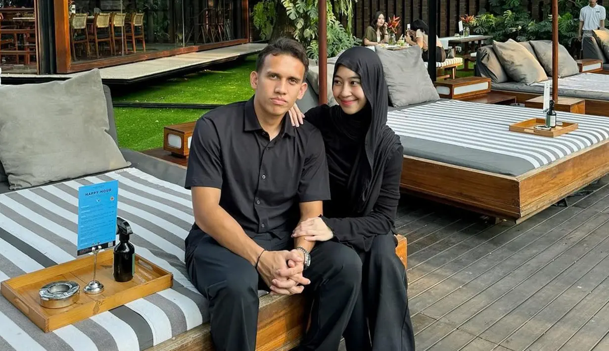 Pesepakbola berusia 23 tahun ini juga menuliskan keterangan unggahan singkat namun menyentuh untuk sang istri tercinta di postingan terbarunya tentang foto ulang tahun Adiba. Adiba pun turut membalas postingan sang suami dengan komentar bahwa ia sangat bahagia. Tak lupa Adiba juga ungkap ‘I love you’ dalam komentarnya di postingan sang suami. (Liputan6.com.IG/@adiba.knza)