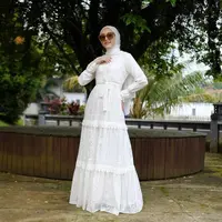 Simpel tapi elegan, cukup pilih gamis ruffle lace seperti look Adelia Pasha ini. Nuansa Fitri semakin terasa! (Instagram/adeliapasha).