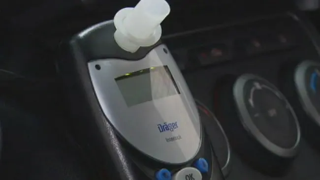 Ilustrasi alat pencegah pergerakan mobil (intelock device) ketika pengemudi tidak lolos uji nafas beralkhol. (Sumber abc.net.au)