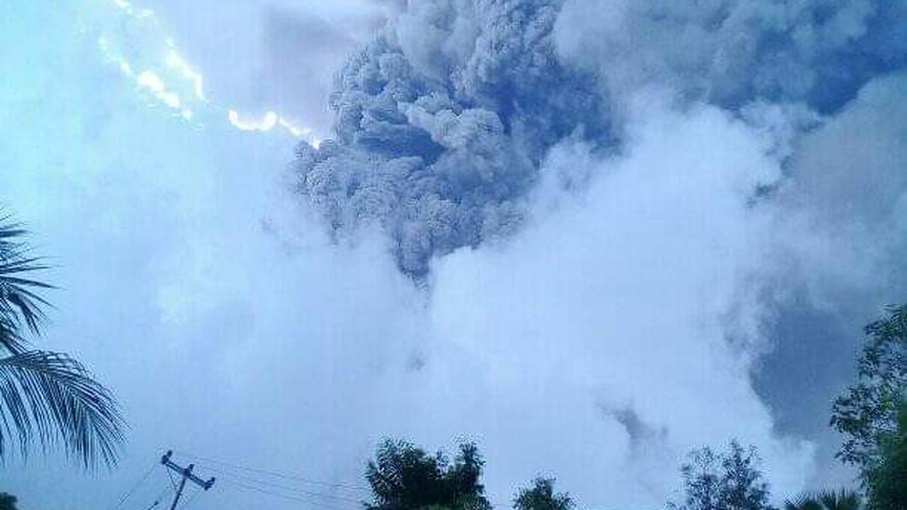 Erupsi Gunung Ili Lewotolok, Lembata, NTT, MInggu (29/11/2020). (Foto: Istimewa)
