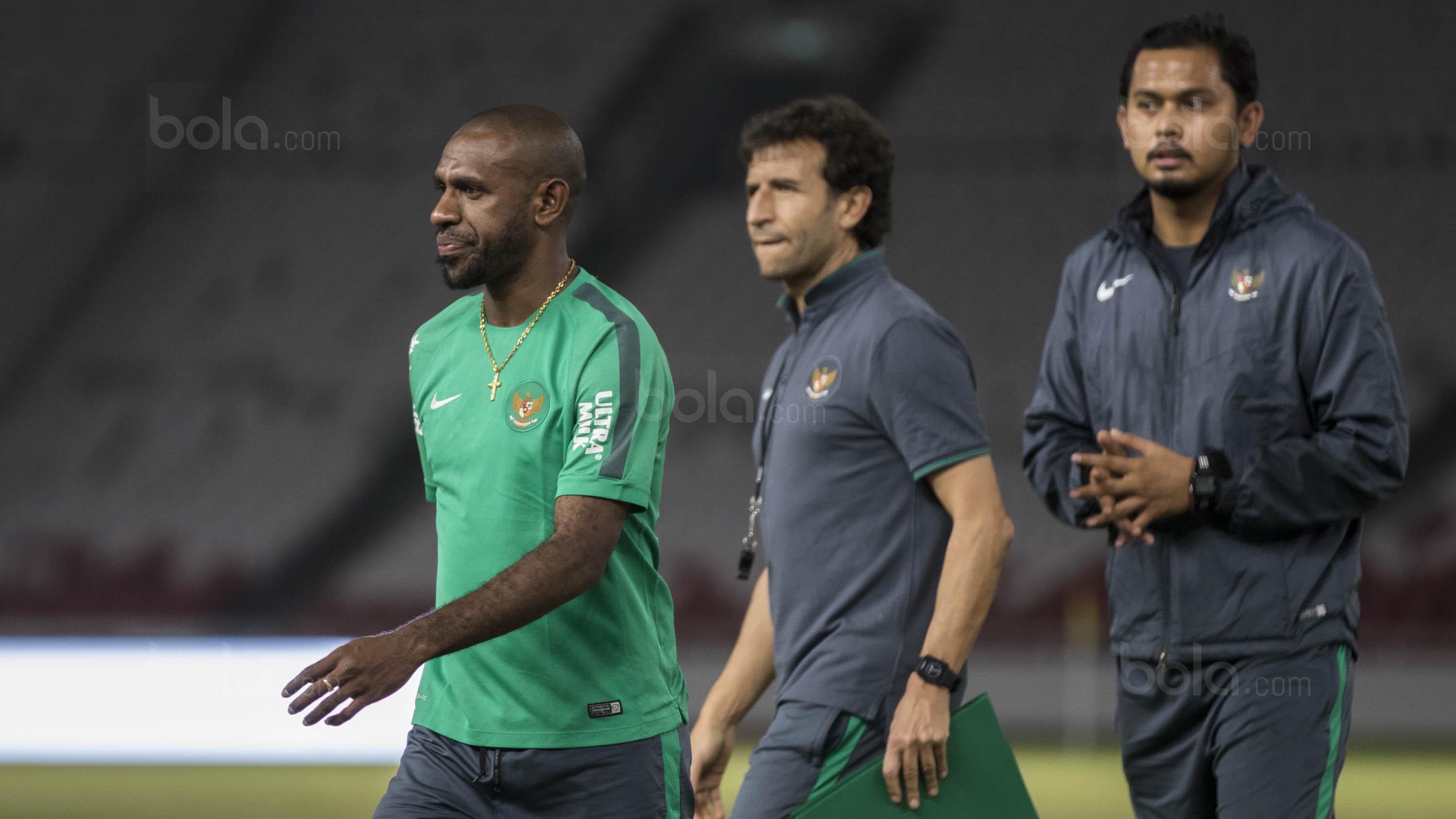 Pelatih Timnas Indonesia, Luis Milla, usai berdiskusi dengan Boaz Solossa. (Bola.com/Vitalis Yogi Trisna)