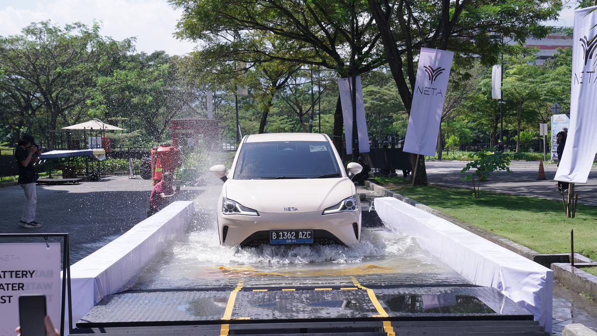 Tips Aman Mengendarai Mobil Listrik di Tengah Genangan dan Banjir