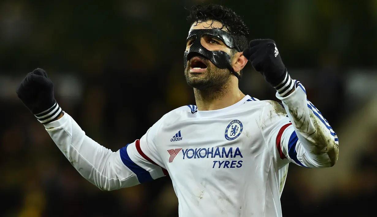 Diego Costa. Striker Spanyol berusia 33 tahun yang baru saja bergabung dengan Wolverhampton di awal musim 2022/2023 ini sebelumnya pernah membela Chelsea sejak awal musim 2014/2015 hingga tengah musim 2017/2018. Ia tercatat pernah mengenakan topeng pada 2016 saat membela Chelsea akibat cedera yang didapat saat sesi latihan bersama pemain muda The Blues di Akademi Cobham. Saat itu terlibat benturan kepala dengan Fikayo Tomori dalam sebuah duel udara. (AFP/Ben Stansall)