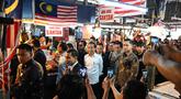 Presiden Indonesia Joko Widodo (tengah) didampingi Perdana Menteri Malaysia Anwar Ibrahim saat mengunjungi pasar basah Chow Kit yang populer di Kuala Lumpur pada 8 Juni 2023.
Mohd Rasfan / AFP