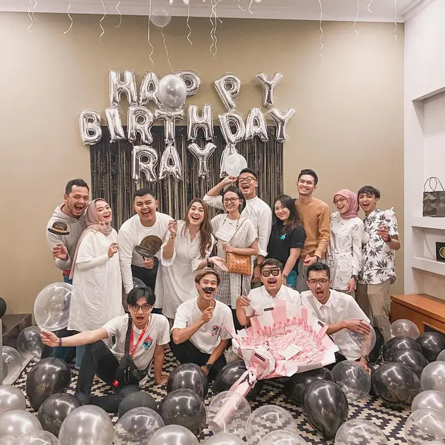 6 Potret Ulang Tahun Raya Kitty Ke-27, Dirayakan Bareng Keluarga dan Sahabat