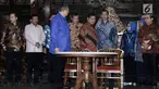 Ketua Umum Partai Demokrat Susilo Bambang Yudhoyono dan Ketum Partai Gerindra Prabowo Subianto jelang jumpa pers di Kediaman SBY di Cikeas, Bogor, Kamis (27/7). Pertemuan tersebut sepakat menjalin kerja sama tanpa koalisi. (Liputan6.com/Herman Zakharia)
